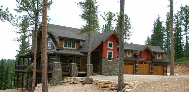 The contrasting siding choices are just beautiful!