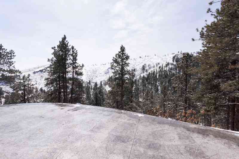 The back deck reaches to the edge of the canyon cliff!