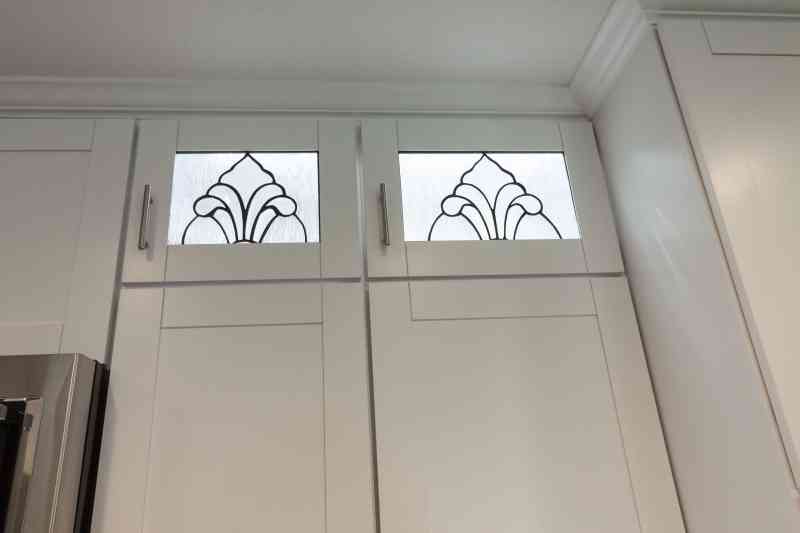 pretty kitchen cabinet glass detail